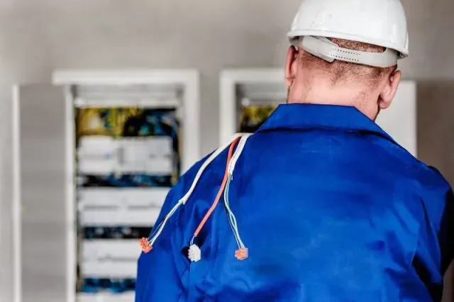 Kto powinien posiadać uprawnienia elektryczne?
